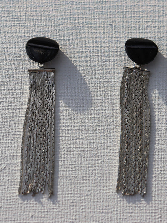 Zwarte oorbellen met zilverkleurig kettinggordijn