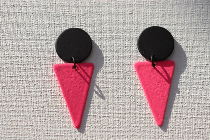 Zwarte oorstekers met fluo roze driehoeken