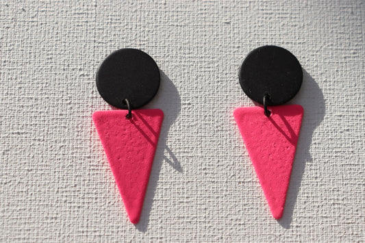 Zwarte oorstekers met fluo roze driehoeken