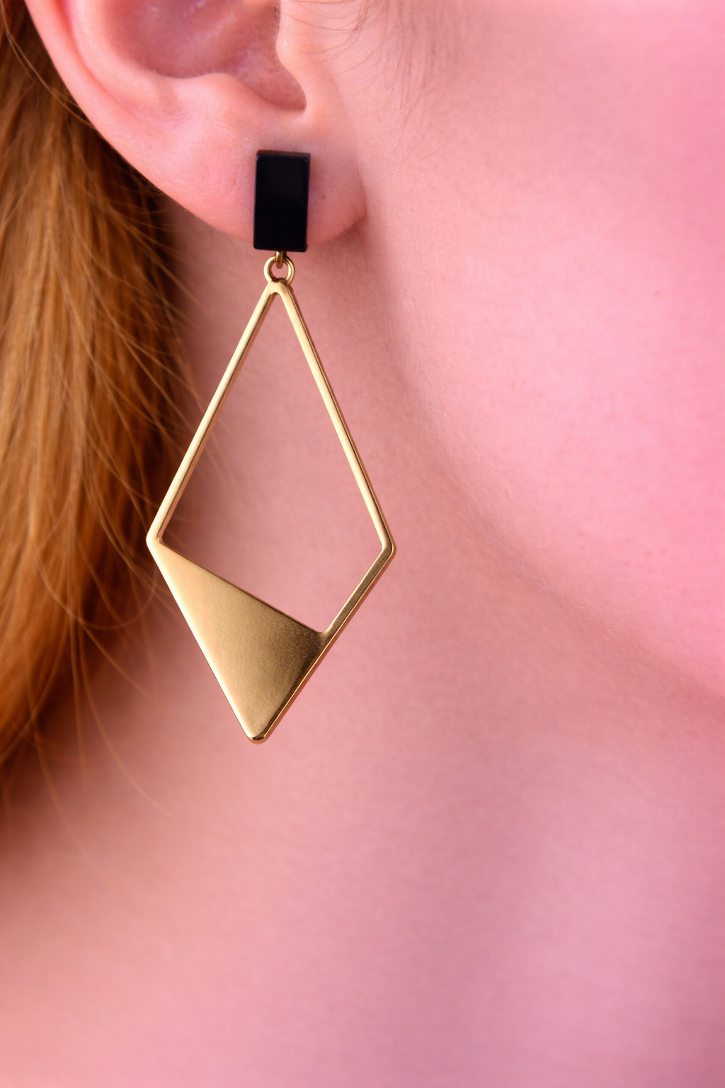 Zwarte rechthoekige oorstekers met goudkleurige half open ruit bedel