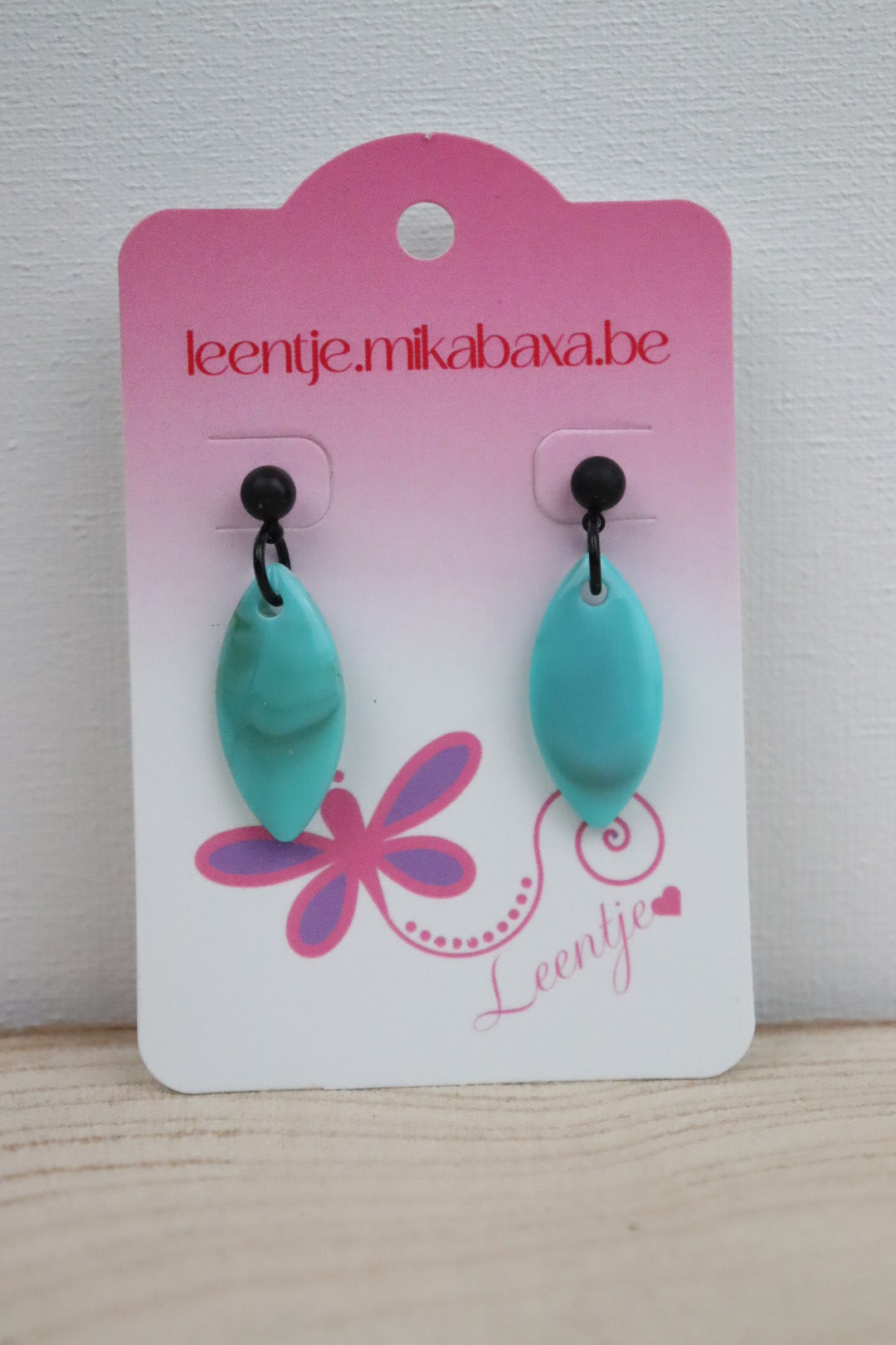 Zwarte Knopstekertjes met Turquoise Horse Eye Hanger