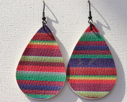 Zwarteoorhakenmetkunstlerenregenboogdruppel1