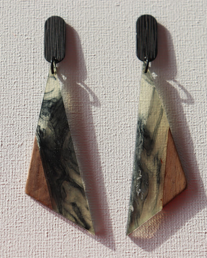 Zwarte ovale oorstekers met driehoek met hout en epoxy