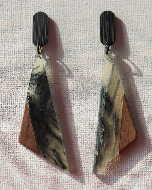 Zwarte ovale oorstekers met driehoek met hout en epoxy