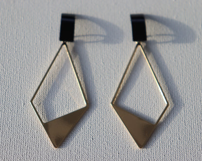 Zwarte rechthoekige oorstekers met goudkleurige half open ruit bedel