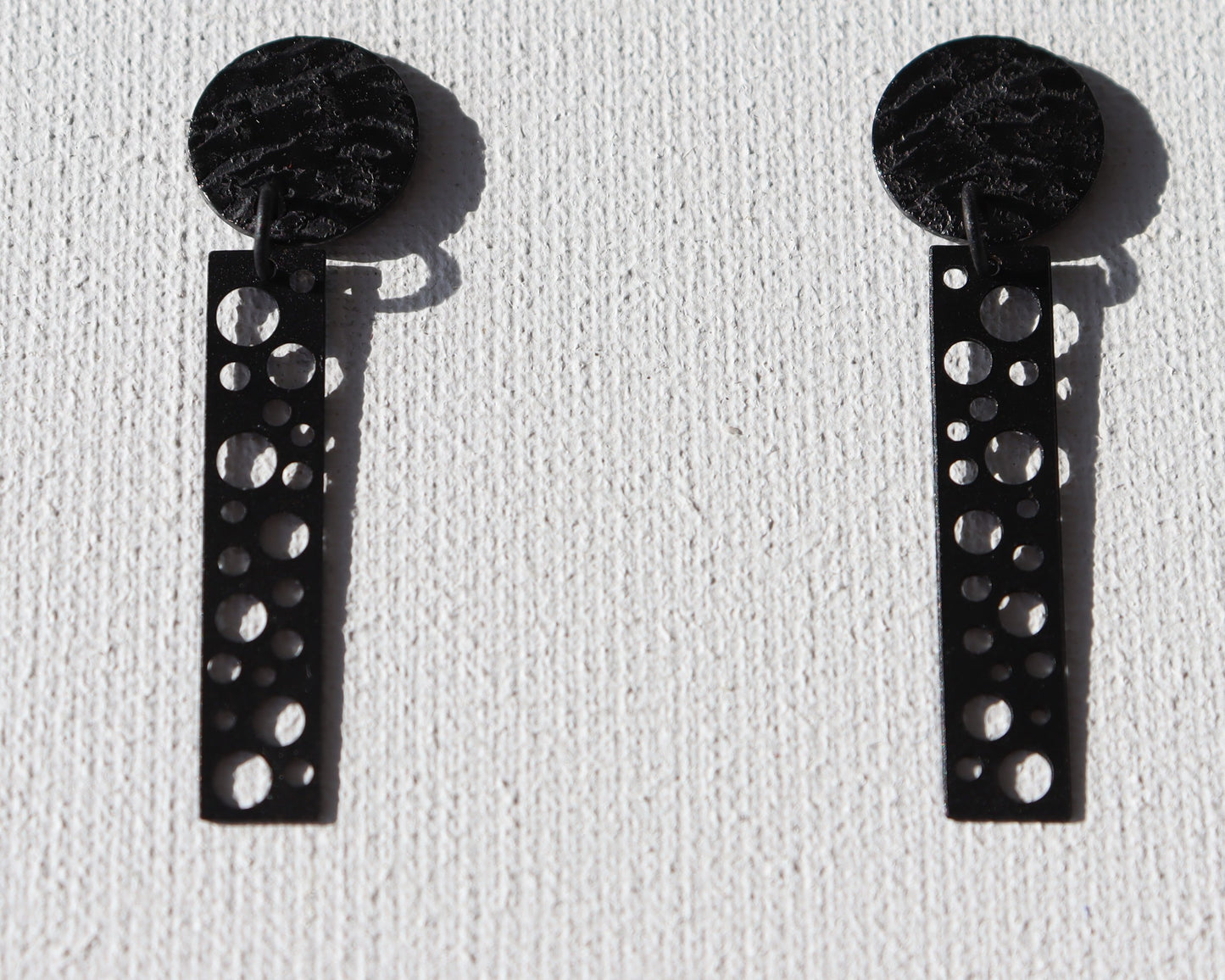 Zwarte ronde oorstekers met zwart staafje met ronde gaten