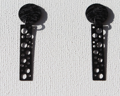 Zwarte ronde oorstekers met zwart staafje met ronde gaten