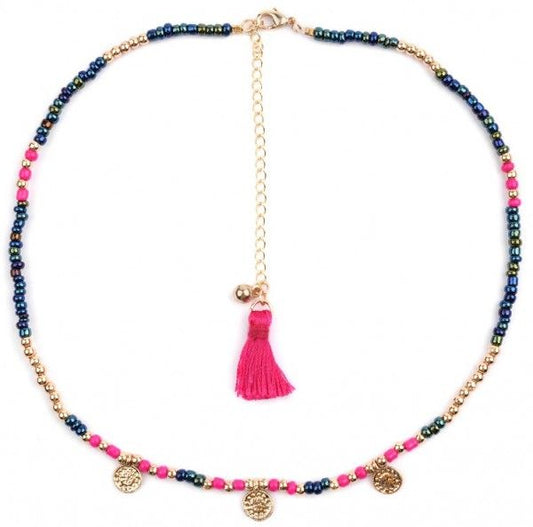 choker met goud, fushia en blauwe pareltjes en muntjes