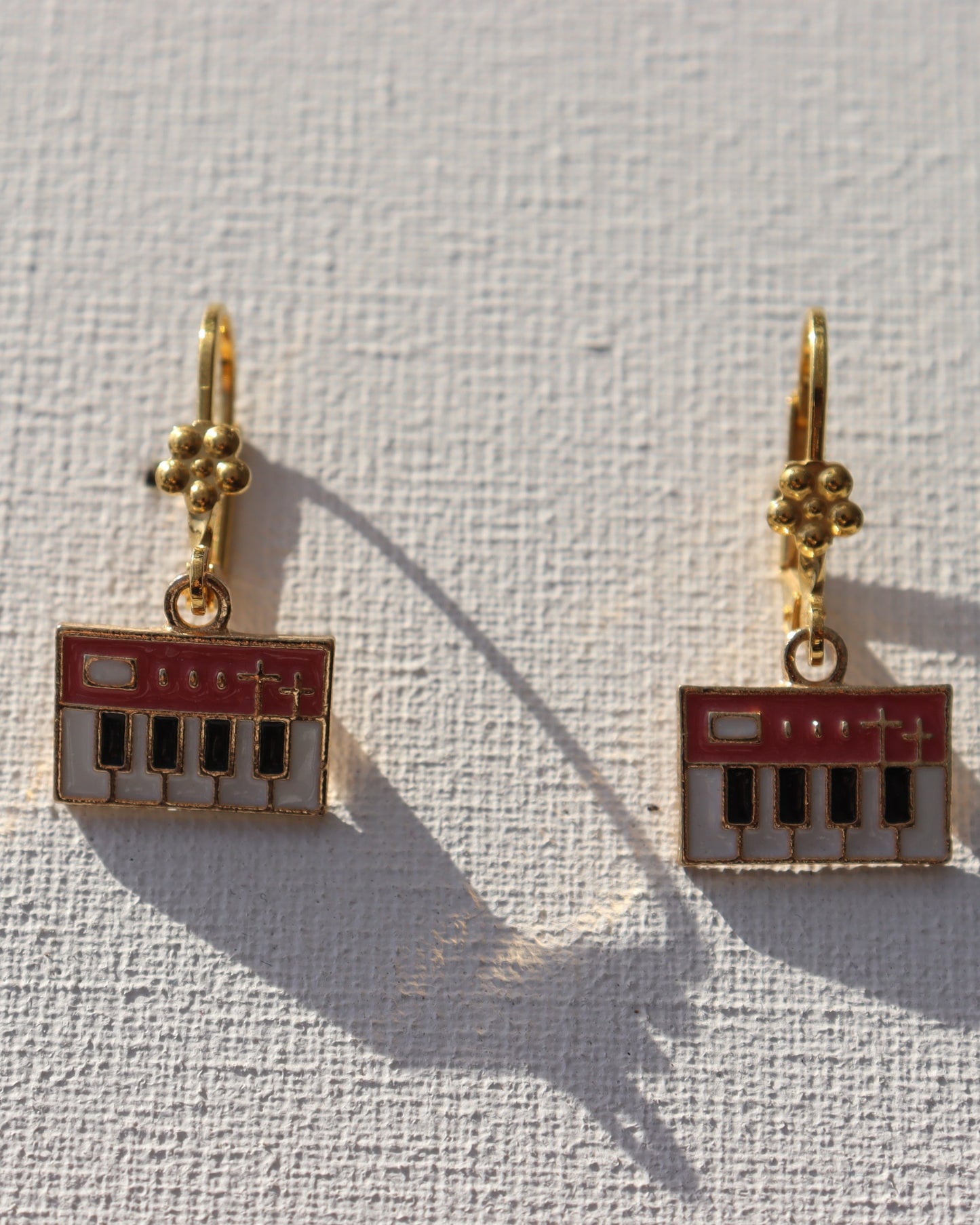 goudkleurige oorbellen met pianohanger