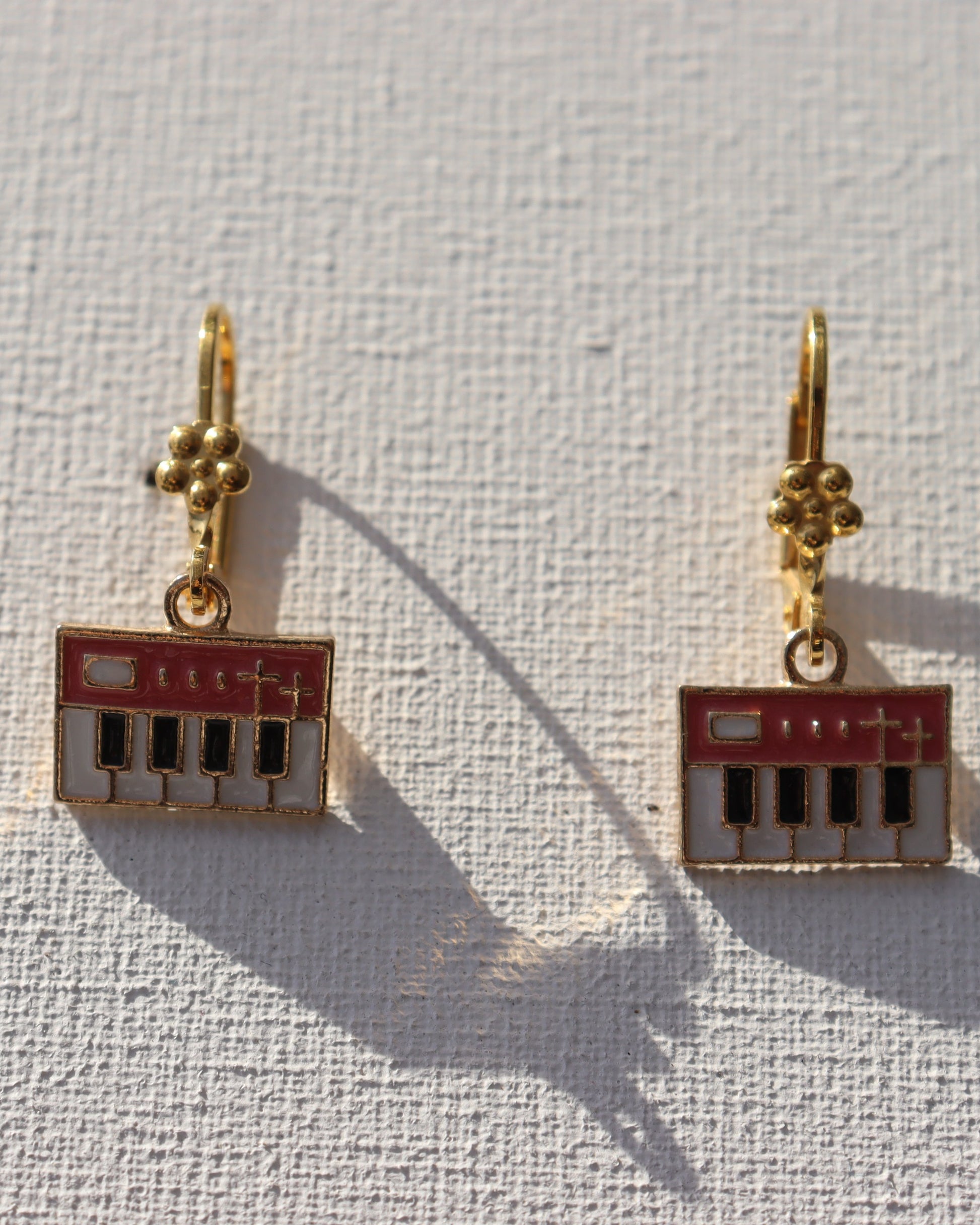 goudkleurige oorbellen met pianohanger