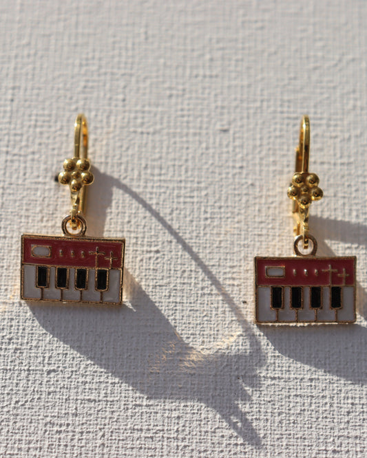 goudkleurige oorbellen met pianohanger