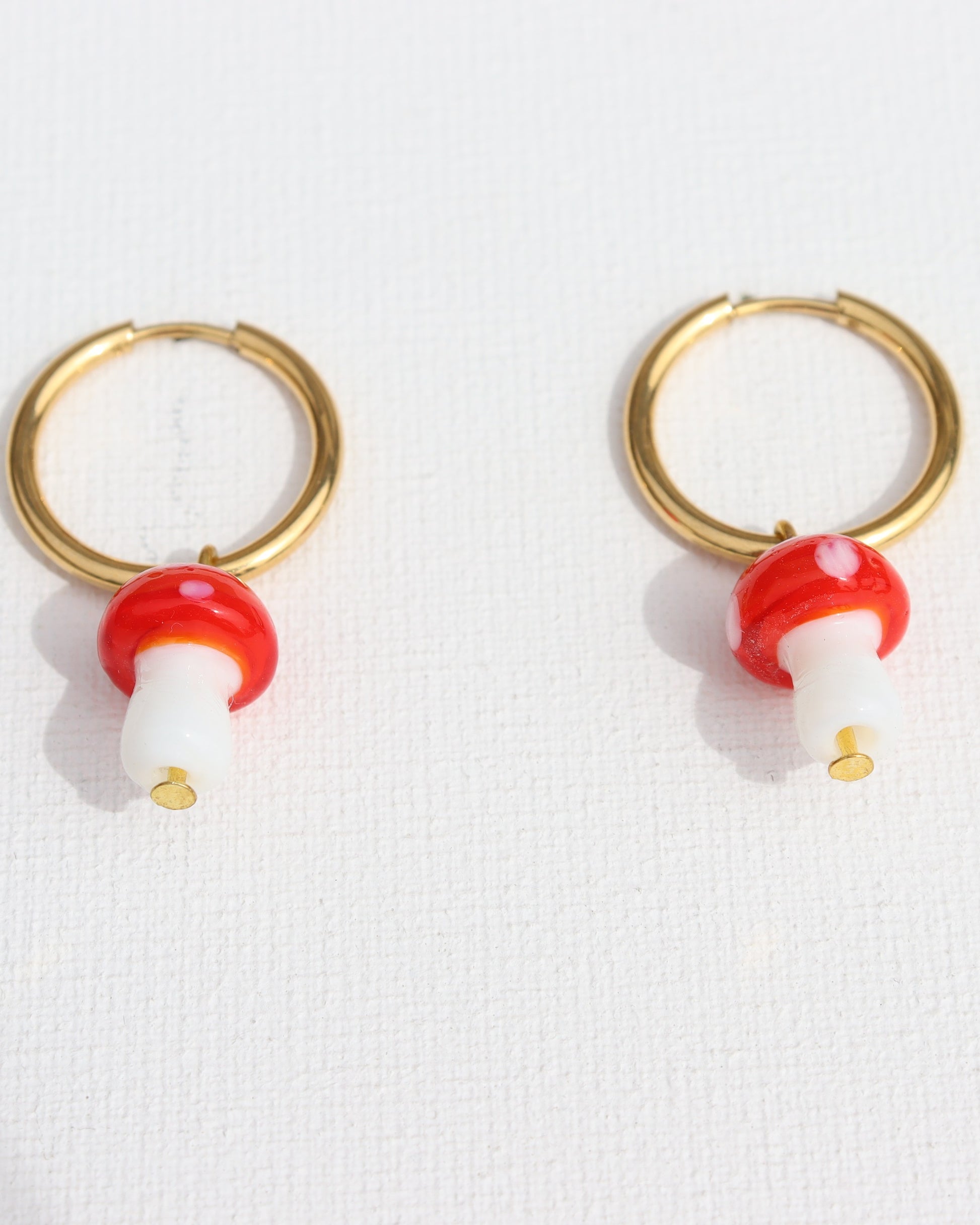 goudkleurige (stainless steel) creolen met rode paddenstoel