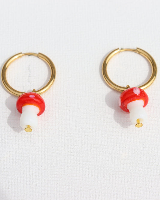 goudkleurige (stainless steel) creolen met rode paddenstoel