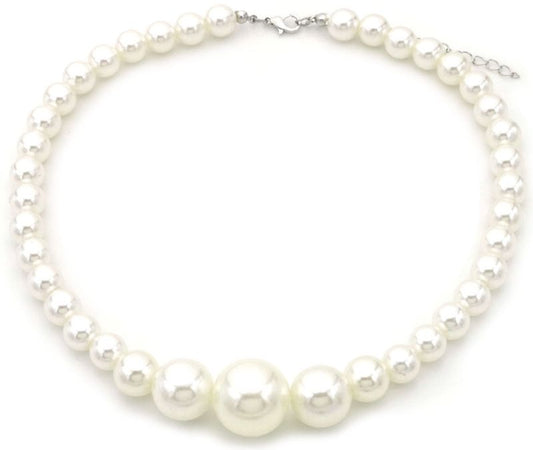 ketting met witte parels en extra grote parels